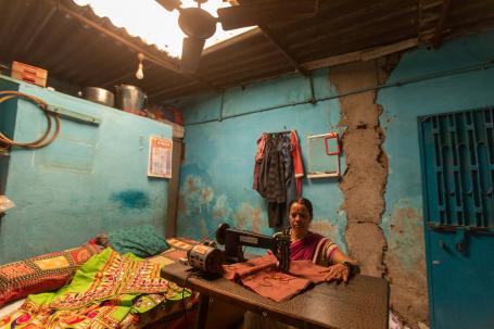 印度艾哈迈达巴德，一名妇女在家中工作。