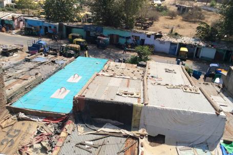 印度艾哈迈达巴德的一户人家正在安装ModRoof(蓝色)，这是一种很酷的屋顶解决方案