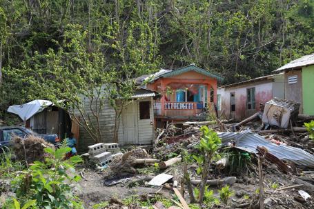 2017年，多米尼加的一座房屋被飓风玛利亚摧毁。毁灭性的飓风摧毁了多米尼加和巴布达的房屋储备。谭雅·霍尔顿/英国国际发展部拍摄