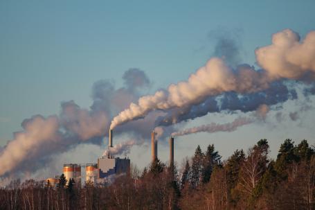 瑞典一家造纸厂的烟囱冒起的浓烟直冲云霄。