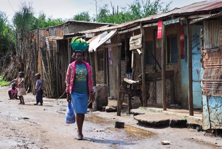 一位妇女走在肯尼亚的纳罗克县。