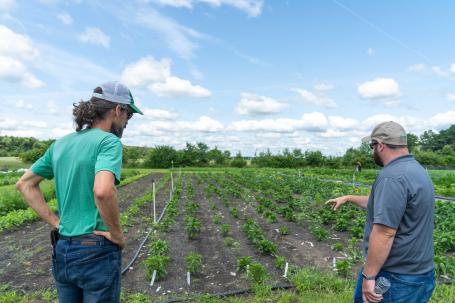 帕金斯在印第安纳州的“好地球农场”(Good Earth Farm)实行气候智能型农业，包括必威官网是真的吗免耕、覆盖作物、防风缓冲和树篱，得到了美国农业部项目的支持。