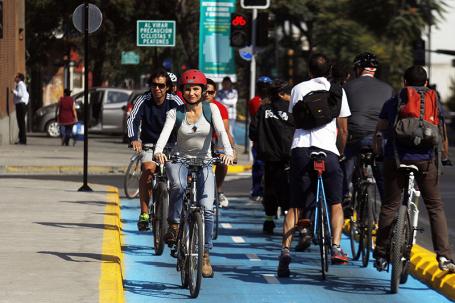 圣地亚哥，许多骑自行车的人在自行车道上骑行