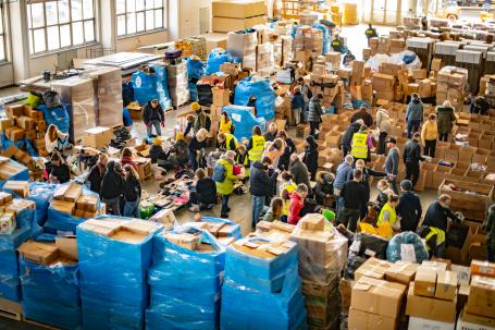 工作人员为乌克兰难民组织食物和其他物资
