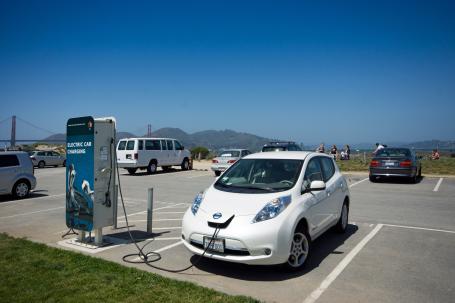 在旧金山的停车场给电动汽车充电。