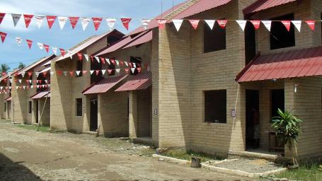 在菲律宾伊洛伊洛，一个用轻砖和红色屋顶建造的新住宅开发项目已经准备好了