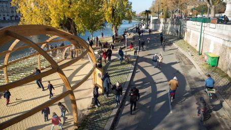 在法国巴黎，人们沿着塞纳河散步或骑自行车