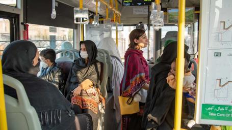 在巴基斯坦白沙瓦，妇女和儿童乘坐公共汽车