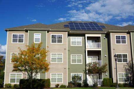 新公寓屋顶上的太阳能电池板