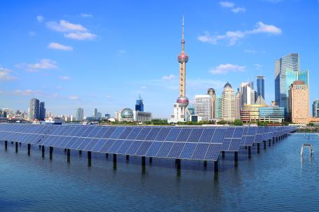 太阳能电池板安装在上海的水中