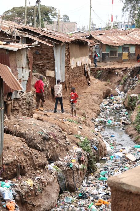 肯尼亚内罗毕基贝拉一条被污染的运河。图片来源:塔利亚·鲁宾尼茨/WRI