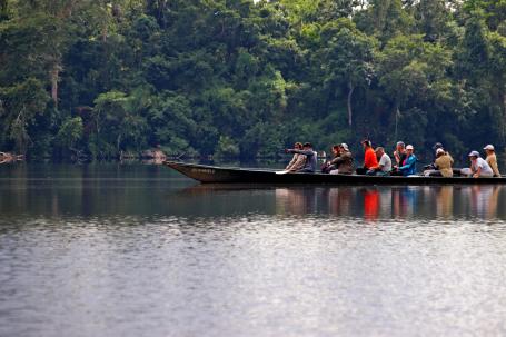划船横渡秘鲁亚马逊河流域的一个湖泊。Flickr / WRI