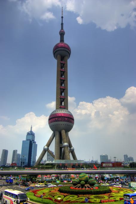 标志性的东方明珠塔位于上海，是众多获得中国三星评级体系认证的绿色建筑之一。Leniners / Flickr照片。