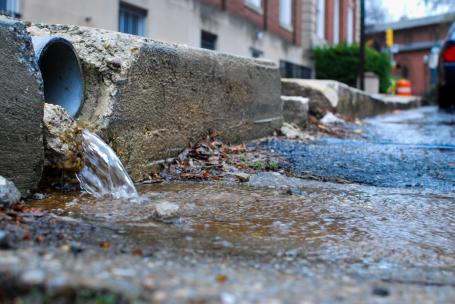 马里兰州安纳波利斯街道上的雨水。Flickr /切萨皮克湾项目