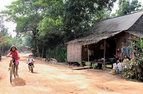 为了给甘蔗种植园让路，柬埔寨村民失去了家园、土地和生计。gaetanku / Flickr照片