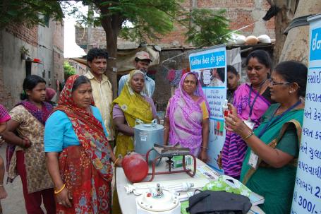一位名叫维卡西尼(Vikasini)的当地女性领导人教艾哈迈达巴德的居民如何进行能源审计。图片由Mahila住房信托提供