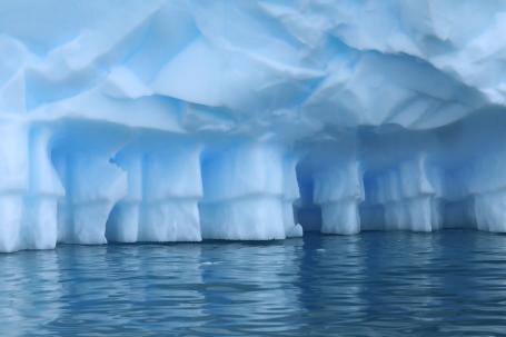 气候变暖导致了冰的流失，包括冰川下面的融化。Kelly Levin/WRI拍摄