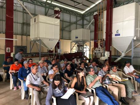 哥斯达黎加Coto Brus的咖啡农在他们的新加工厂开会，该加工厂由一个农民协会集体经营。图片来源:Adriana Gómez Castillo
