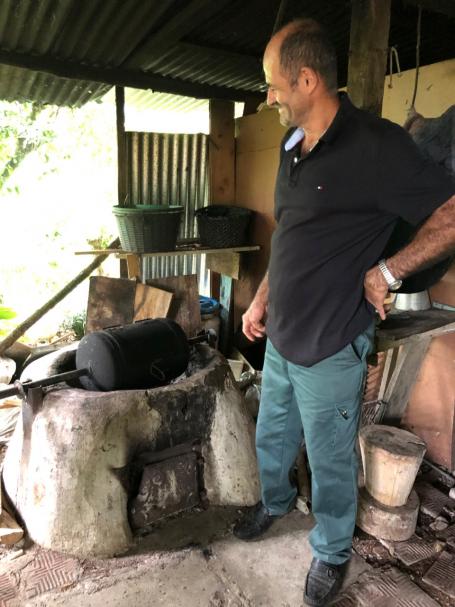 农民唐·罗伯托·吉米恩斯（Don RobertoJiménez）现在干燥，烤和出口一些咖啡豆，并用他发明的机械。照片由Stefanie Tye