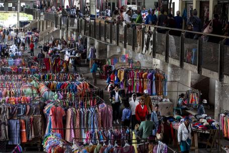 在沃里克枢纽的市场上，大约有6000到9000名非正式小贩在兜售他们的商品。Jonathan Torgovnik/Amend拍摄