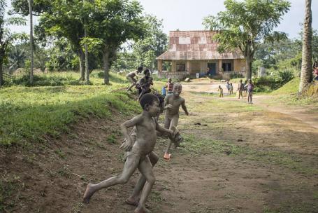 在刚果民主共和国的蒙科托，孩子们在暴雨后的泥浆中玩耍。图片来源:Molly Bergen/WRI