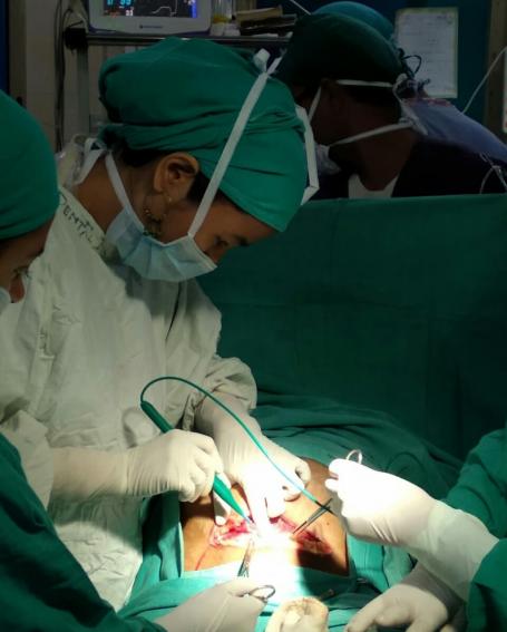 Kinili Jimo医生在印度阿利普尔EHA医院为一名病人做手术。EHA医院摄