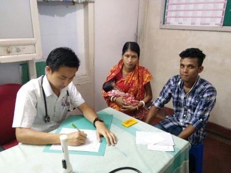 一对夫妇在印度阿利普尔的EHA医院看儿科医生。EHA医院摄