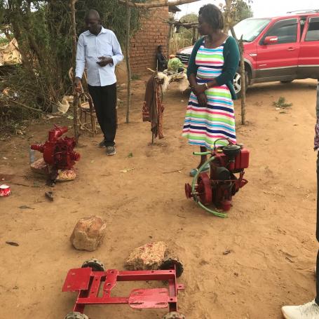 阿贝尔·穆提带着生物柴油灌溉泵和发电泵。照片由Esther Kahinga拍摄