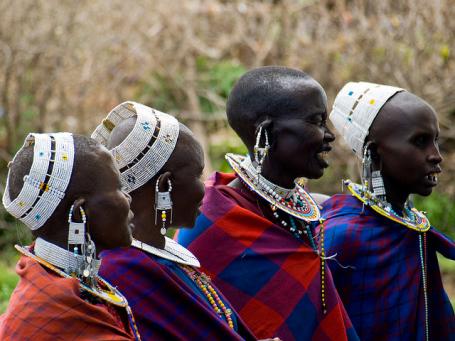 坦桑尼亚的马赛妇女。图片来源:William Warby/Flickr