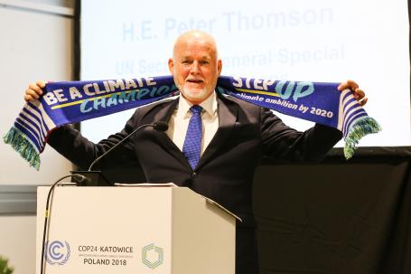 联合国海洋特使彼得·汤姆森展示了COP24会议的围巾，敦促各国在2020年前提高气候变化的目标。必威官网是真的吗图片由IISD