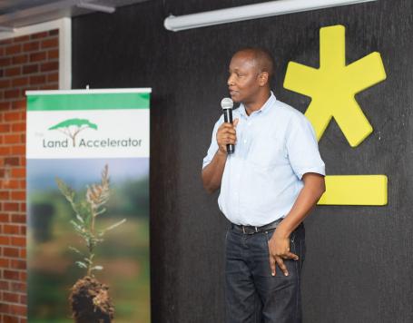 埃德温·卡马乌(Edwin Kamau)正在为他的社区提供必要的服务，他将废物转化为当地农民的肥料颗粒。Peter Irungu/WRI摄
