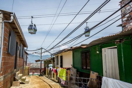 在长期被忽视的社区，缆车站帮助吸引了新的投资——包括公共和私人投资。图片来源:Metro de Medellín