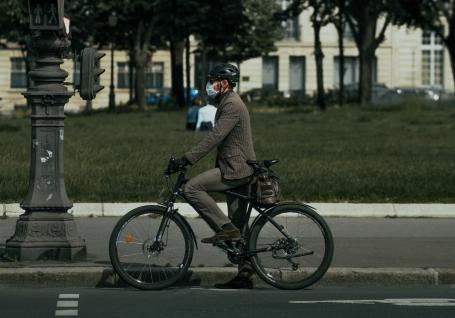 甚至在2019冠状病毒病大流行之前，自行车就被证明是一种安全和有弹性的出行方式。图片来源:Thomas de Luze/Unsplash