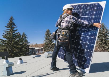 女性保持太阳能板屋顶