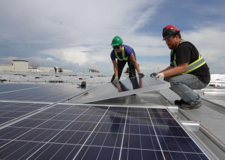 一男一女正在安装太阳能电池板