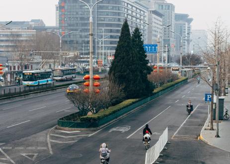 北京有公交车、自行车和行人的道路。