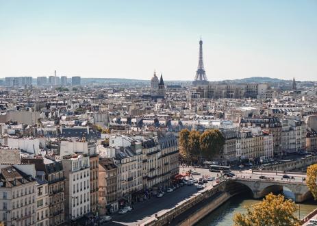 法国巴黎的景色，以埃菲尔铁塔为背景。